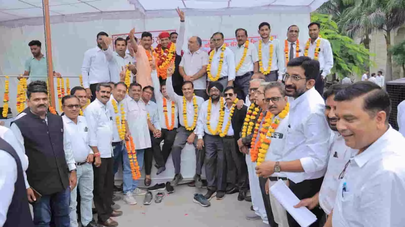 चित्तौड़गढ़ न्यायालय परिसर में विजय दिवस मनाते हुए माला पहने हुए अधिवक्ता। चित्तौड़गढ़ न्यायालय परिसर में विजय दिवस मनाते हुए माला पहने हुए अधिवक्ता।