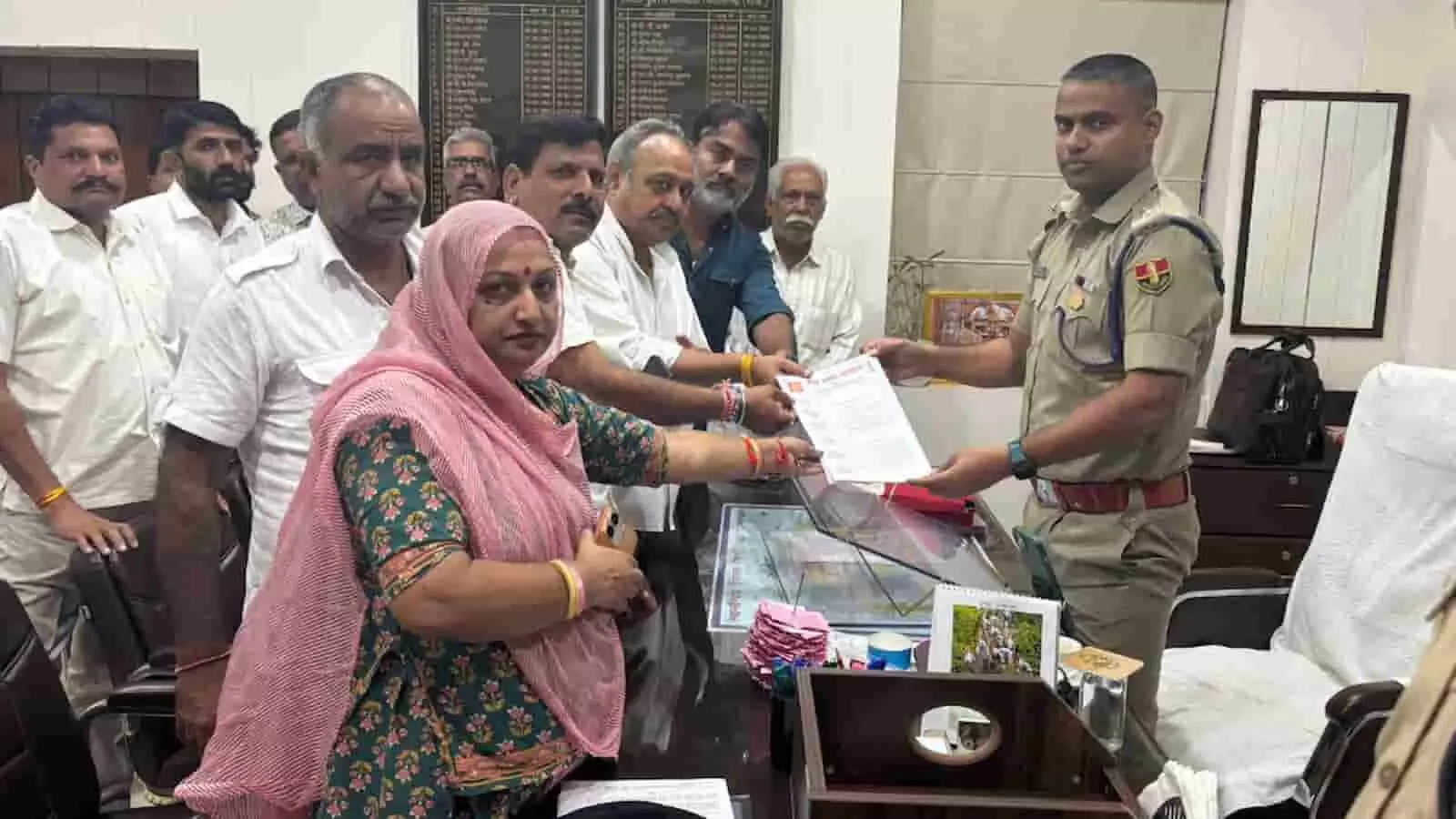 तस्वीर में ग्रामीण चित्तौड़गढ़ में यूआईटी की आवासीय योजना के विरोध में ज्ञापन सौंप रहे हैं। तस्वीर में ग्रामीण चित्तौड़गढ़ में यूआईटी की आवासीय योजना के विरोध में ज्ञापन सौंप रहे हैं।