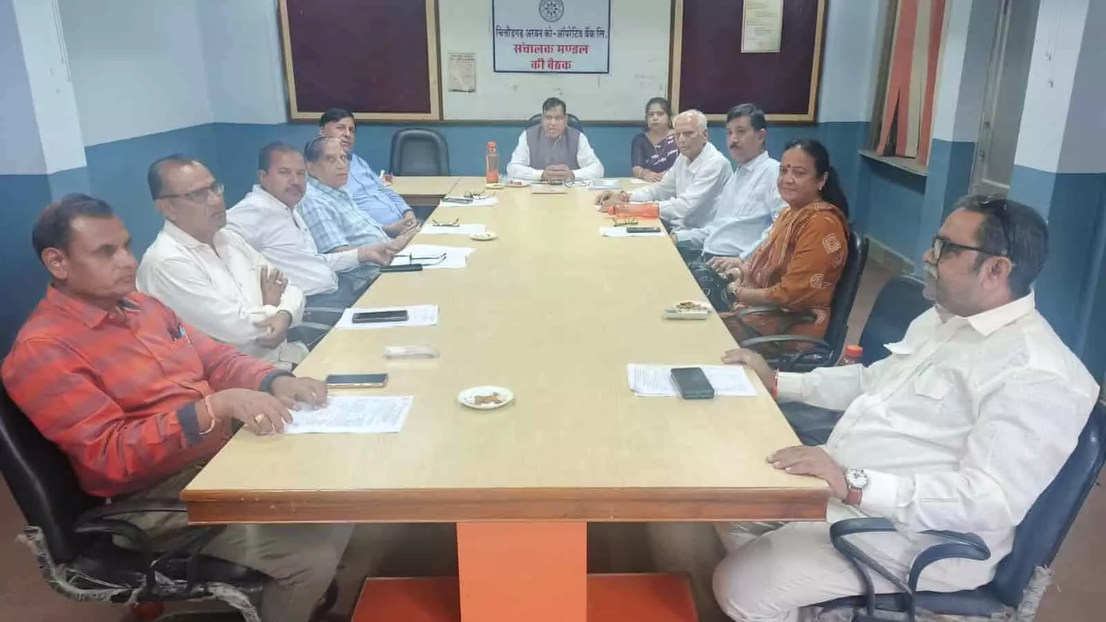 अरबन को-ऑपरेटिव बैंक की बैठक में चर्चा करते अध्यक्ष और निदेशक मंडल के सदस्य। अरबन को-ऑपरेटिव बैंक की बैठक में चर्चा करते अध्यक्ष और निदेशक मंडल के सदस्य।