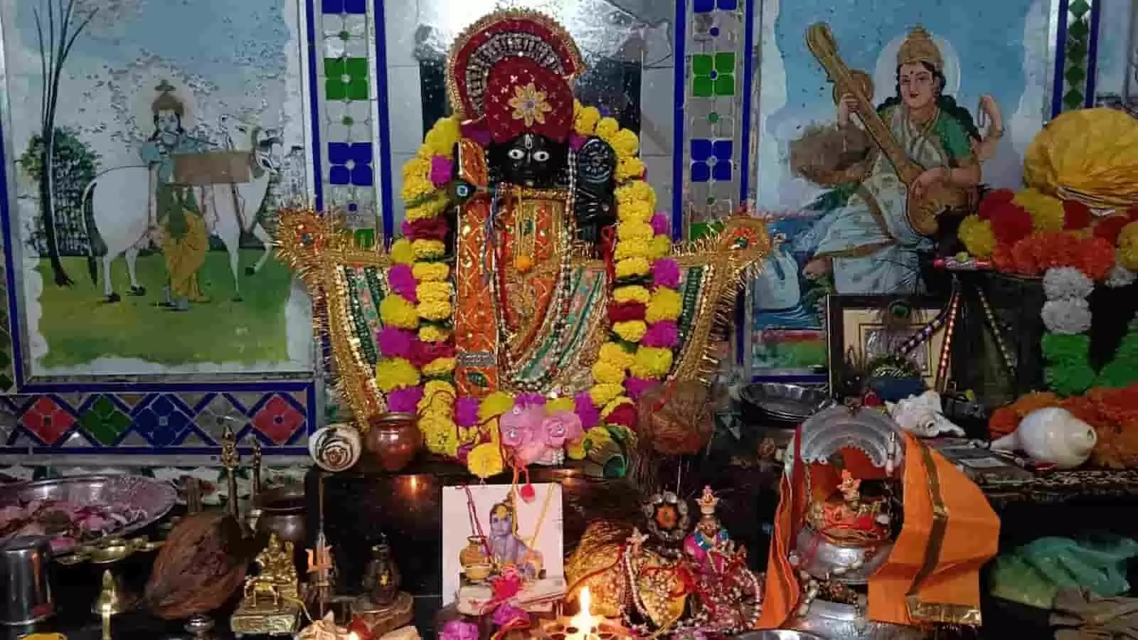 तस्वीर में खेरोदा के मंदिर में सजी भगवान श्री कृष्ण की मूर्ति दिख रही है। तस्वीर में खेरोदा के मंदिर में सजी भगवान श्री कृष्ण की मूर्ति दिख रही है।