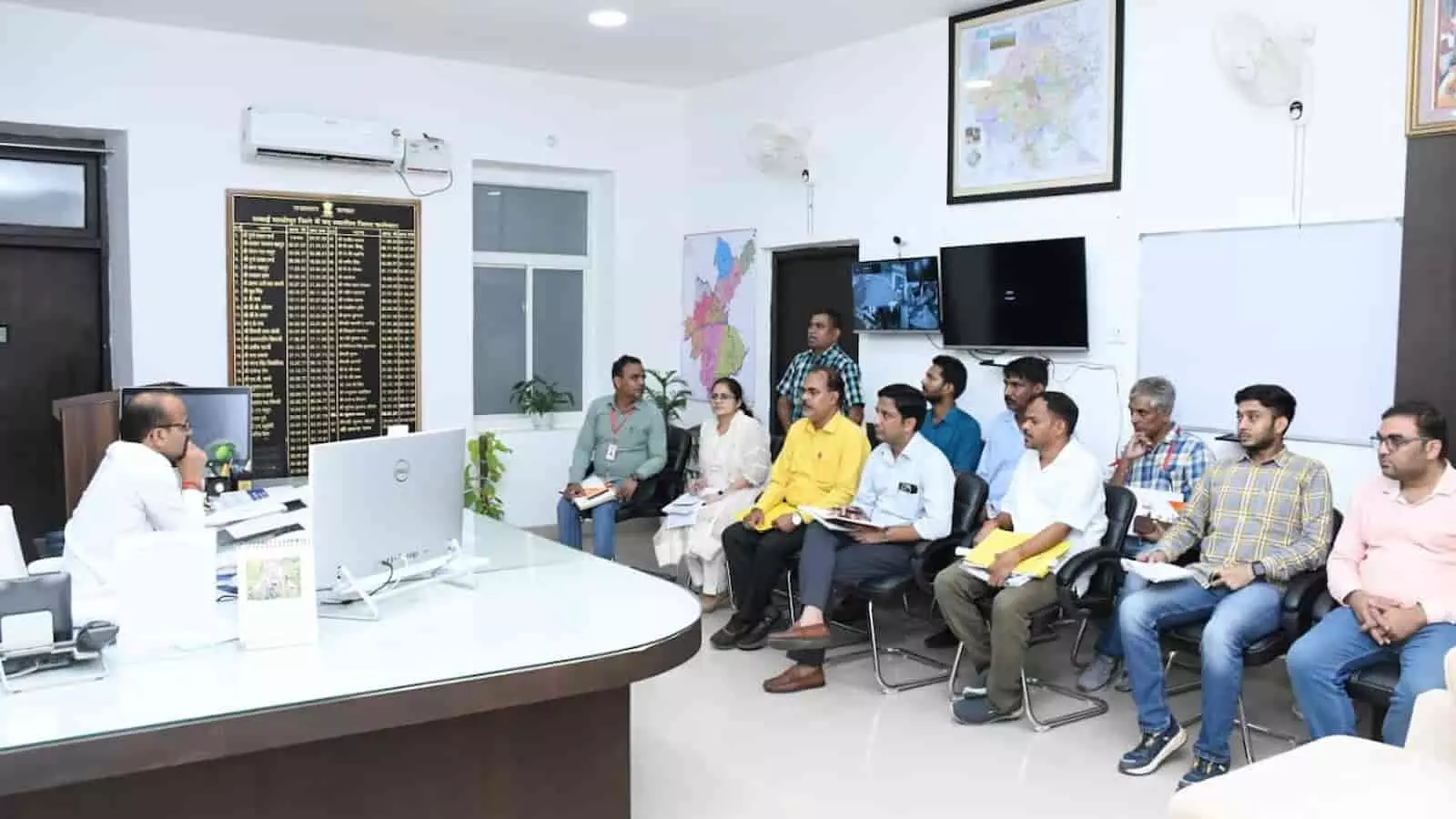 तस्वीर में जिला निर्वाचन अधिकारी सवाई माधोपुर में अधिकारियों के साथ निकाय चुनाव की समीक्षा बैठक कर रहे हैं। तस्वीर में जिला निर्वाचन अधिकारी सवाई माधोपुर में अधिकारियों के साथ निकाय चुनाव की समीक्षा बैठक कर रहे हैं।