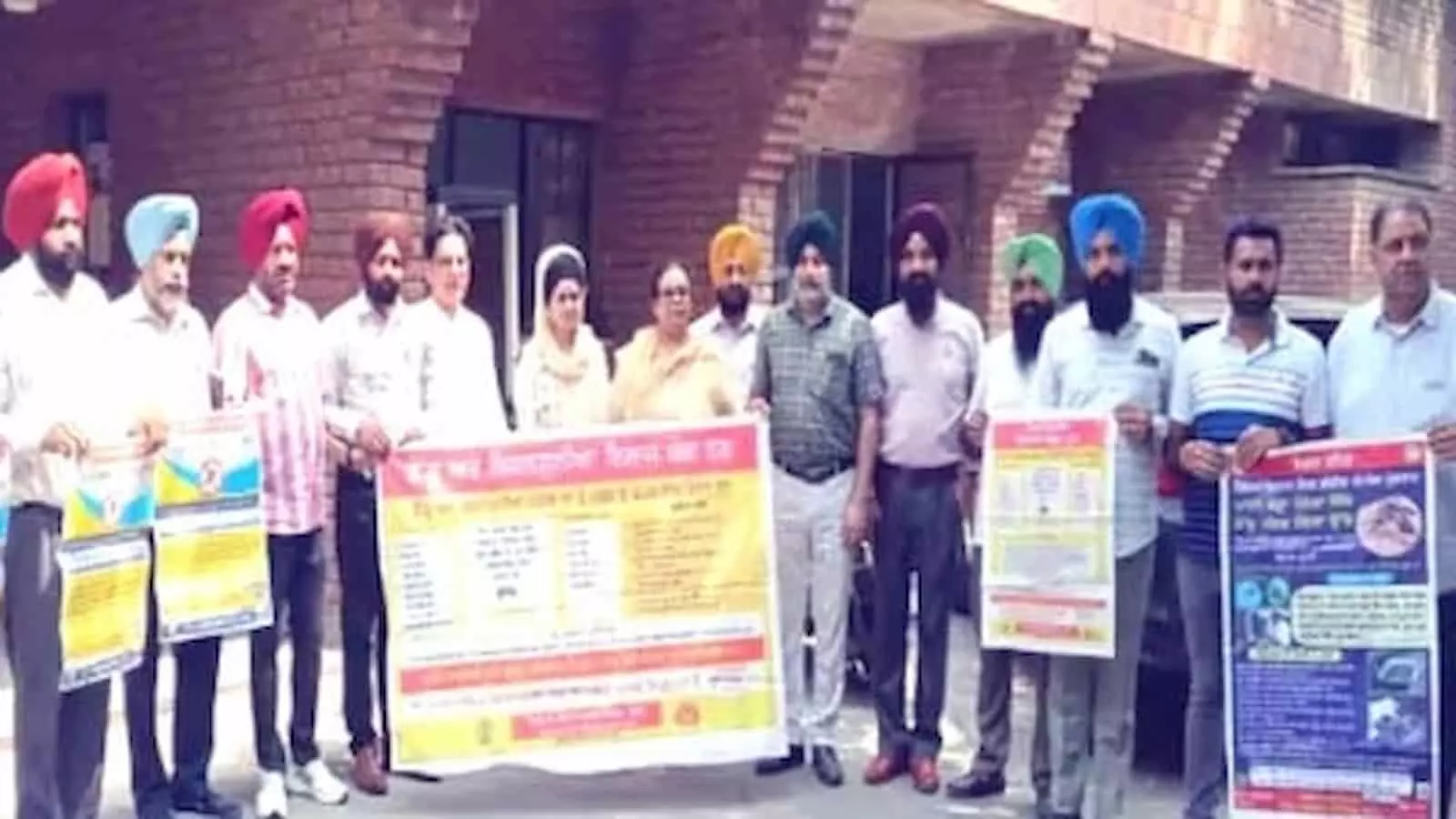 अमृतसर में यूनिवर्सिटी परिसर के बाहर डेंगू नियंत्रण बैनर और पोस्टर हाथों में थामे खड़े अधिकारी। अमृतसर में यूनिवर्सिटी परिसर के बाहर डेंगू नियंत्रण बैनर और पोस्टर हाथों में थामे खड़े अधिकारी।