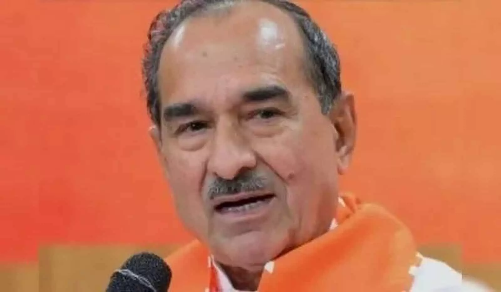 भगवा पटका पहने मदन राठौड़ माइक के सामने बैठकर बोलते हुए तस्वीर में दिखाई दे रहे। भगवा पटका पहने मदन राठौड़ माइक के सामने बैठकर बोलते हुए तस्वीर में दिखाई दे रहे।