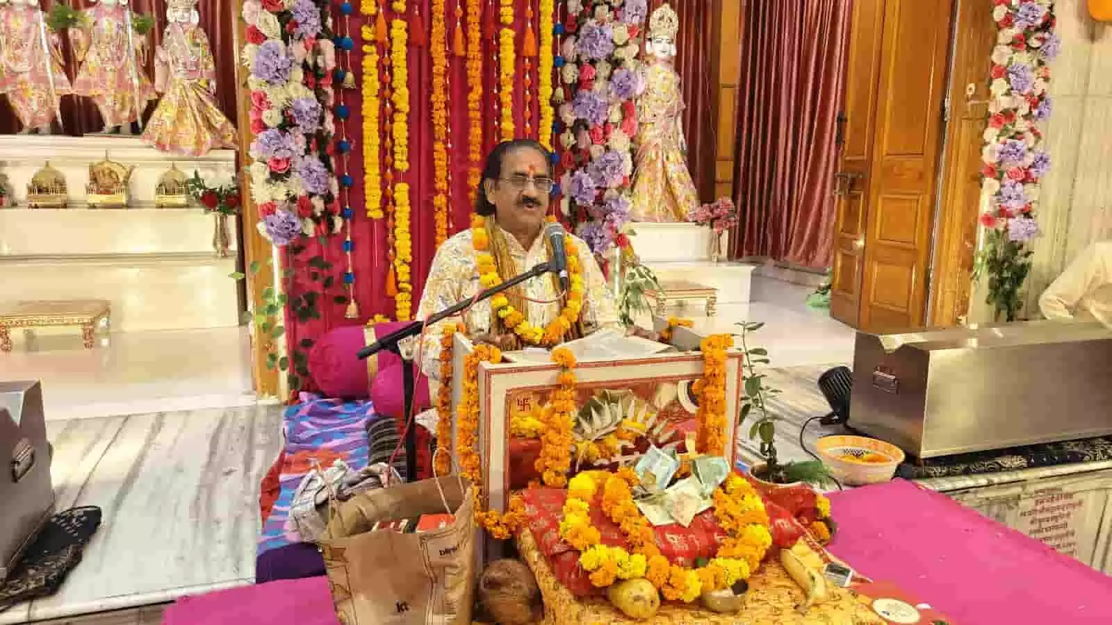 मंदिर में व्यास पीठ पर बैठकर कथा सुनाते फूलमाला पहने आचार्य जैनेन्द्र कटारा। मंदिर में व्यास पीठ पर बैठकर कथा सुनाते फूलमाला पहने आचार्य जैनेन्द्र कटारा।