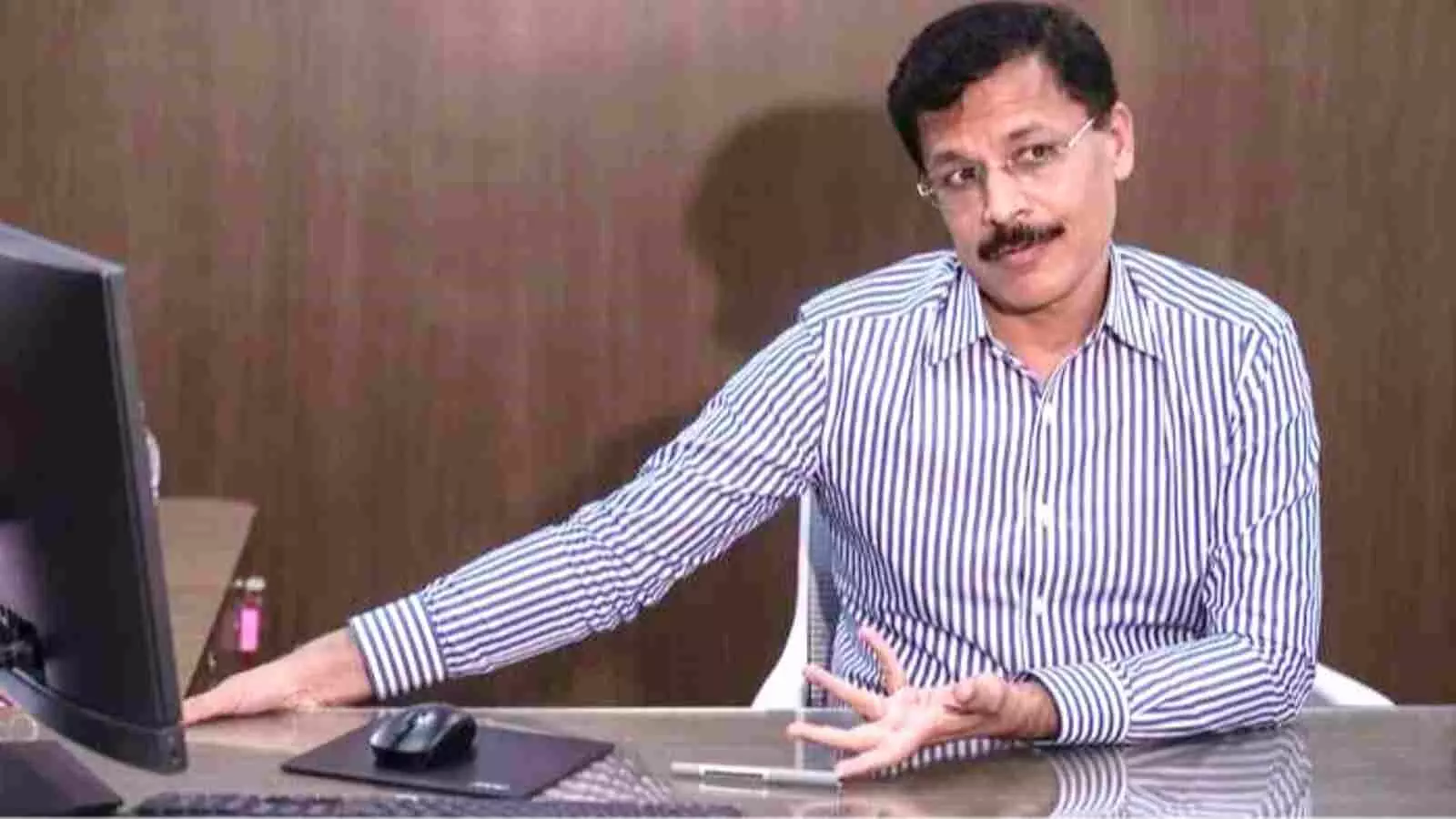 आईएएस तुकाराम मुंढे मुंबई में प्रेस कॉन्फ्रेंस के दौरान खाद्य सुरक्षा नियमों पर बात कर रहे हैं। आईएएस तुकाराम मुंढे मुंबई में प्रेस कॉन्फ्रेंस के दौरान खाद्य सुरक्षा नियमों पर बात कर रहे हैं।