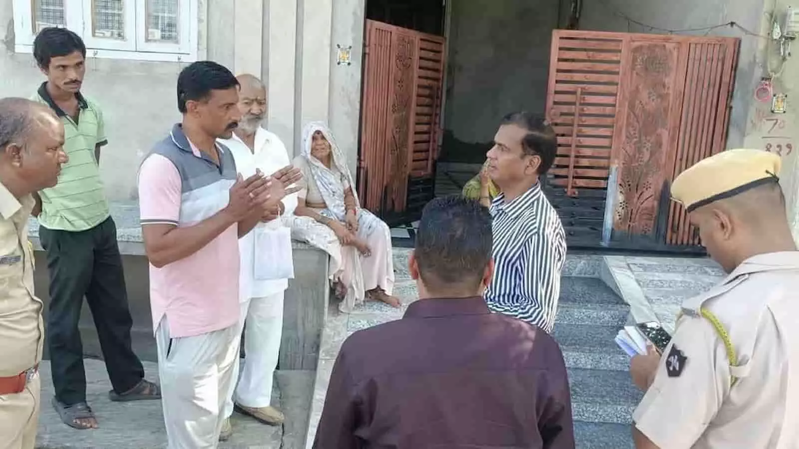 तस्वीर में भीलवाड़ा में निरीक्षण के दौरान अधिकारी और स्थानीय लोग बातचीत करते दिख रहे हैं। तस्वीर में भीलवाड़ा में निरीक्षण के दौरान अधिकारी और स्थानीय लोग बातचीत करते दिख रहे हैं।