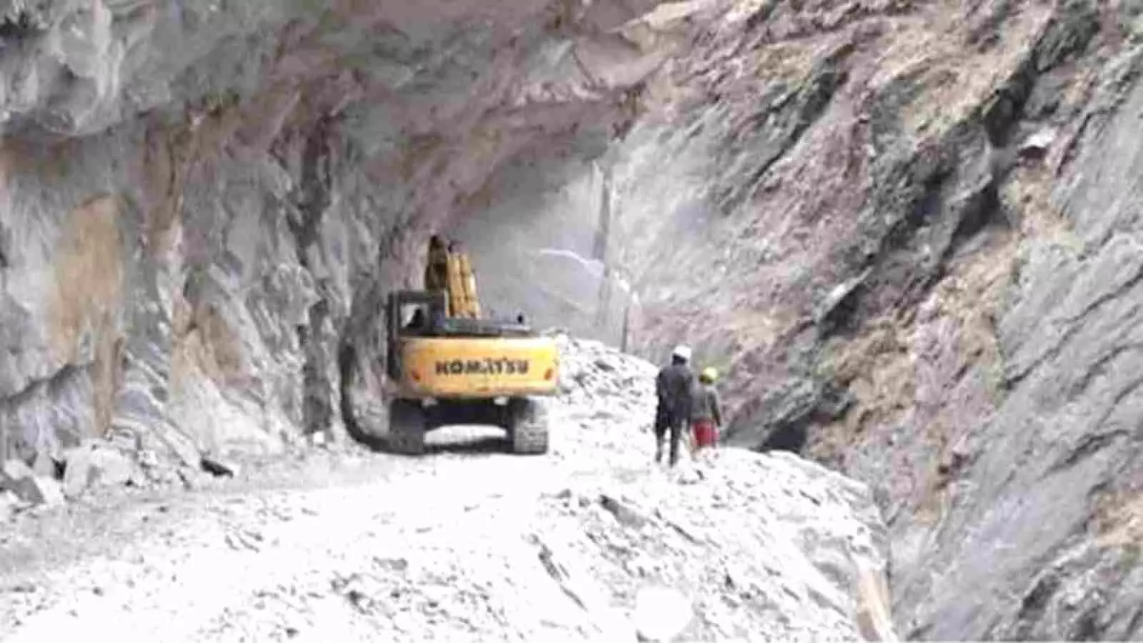 उत्तराखंड के सीमांत मार्ग पर काम करता हुआ पीला उत्खनन यंत्र और दो व्यक्ति दिखाई दे रहे हैं। उत्तराखंड के सीमांत मार्ग पर काम करता हुआ पीला उत्खनन यंत्र और दो व्यक्ति दिखाई दे रहे हैं।