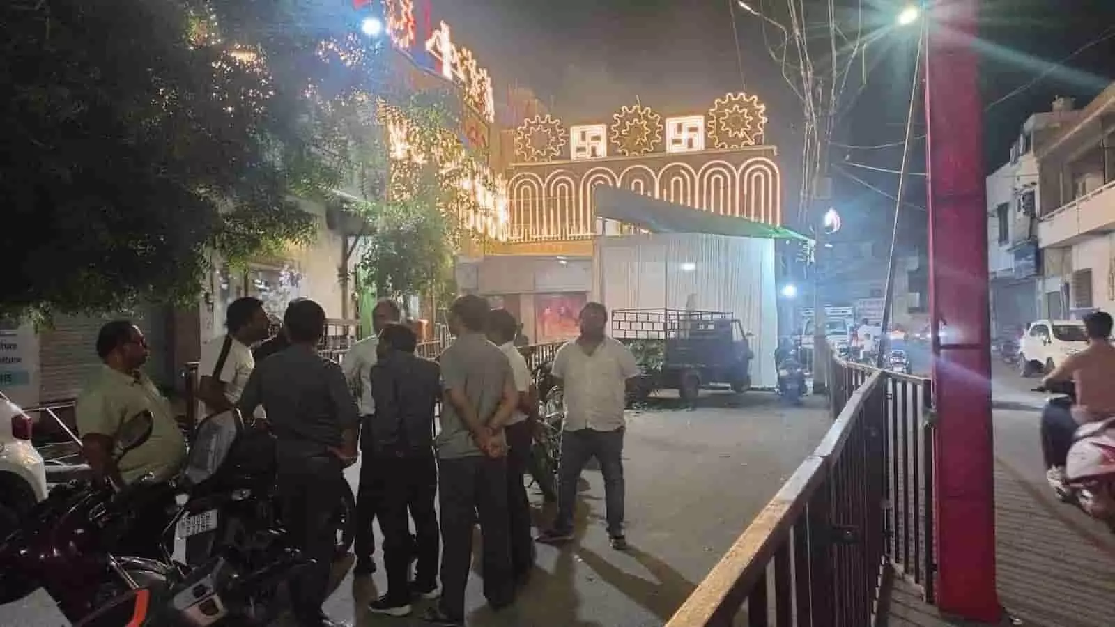 रात के समय रोशनी से सजे श्री श्याम मंदिर काशीपुरी धाम के बाहर खड़े लोग। रात के समय रोशनी से सजे श्री श्याम मंदिर काशीपुरी धाम के बाहर खड़े लोग।