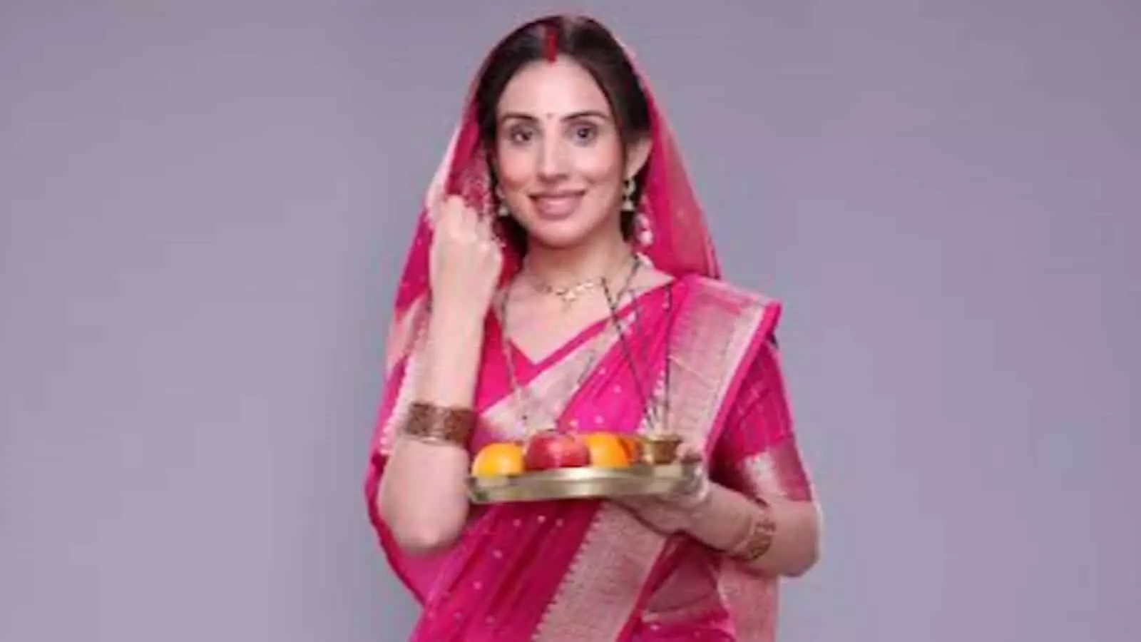 तस्वीर में अभिनेत्री सिमरन कौर लाल साड़ी पहने पूजा की थाली पकड़े हुए दिखाई दे रही हैं। तस्वीर में अभिनेत्री सिमरन कौर लाल साड़ी पहने पूजा की थाली पकड़े हुए दिखाई दे रही हैं।