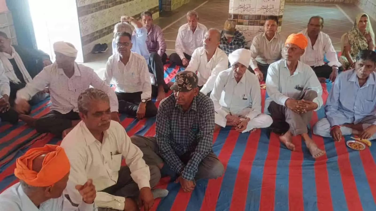 तस्वीर में तन्नेश्वर महादेव मंदिर प्रांगण में बैठक के दौरान बैठे बीएसएनएल पेंशनर्स दिख रहे हैं। तस्वीर में तन्नेश्वर महादेव मंदिर प्रांगण में बैठक के दौरान बैठे बीएसएनएल पेंशनर्स दिख रहे हैं।