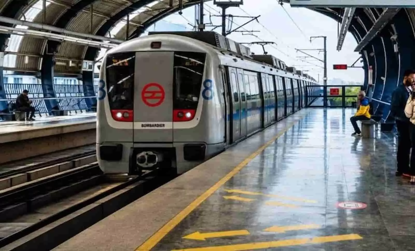 तस्वीर में दिख रही दिल्ली मेट्रो प्लेटफॉर्म पर रुकी है, जहां लोग बेंच पर बैठे दिखाई दे रहे हैं। तस्वीर में दिख रही दिल्ली मेट्रो प्लेटफॉर्म पर रुकी है, जहां लोग बेंच पर बैठे दिखाई दे रहे हैं।