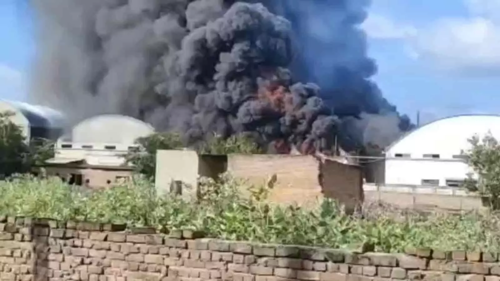 तस्वीर में हापुड़ की फैक्ट्री में लगी आग और उठता काला धुआं दिख रहा है। तस्वीर में हापुड़ की फैक्ट्री में लगी आग और उठता काला धुआं दिख रहा है।