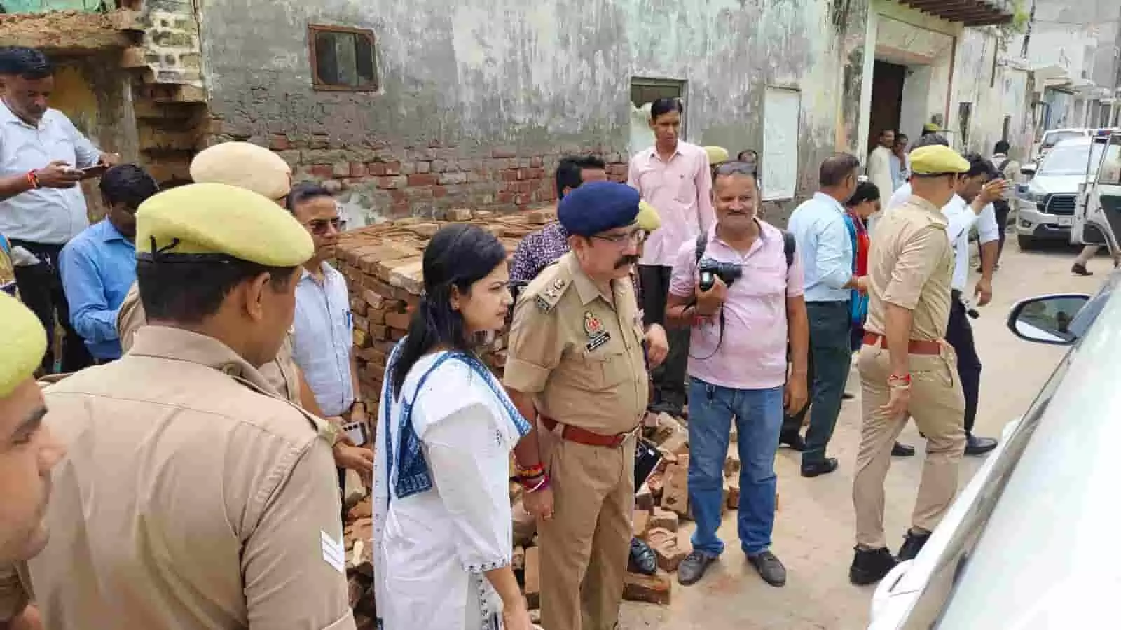 हापुड़ के बदनोली गांव में घटनास्थल का मुआयना करते पुलिस अधिकारी और जवान। हापुड़ के बदनोली गांव में घटनास्थल का मुआयना करते पुलिस अधिकारी और जवान।