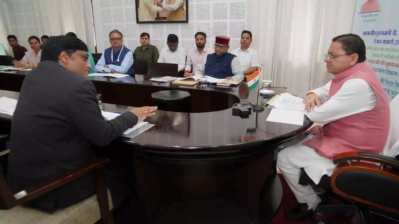 तस्वीर में मुख्यमंत्री पुष्कर सिंह धामी बैठक कक्ष में समाज कल्याण विभाग के अधिकारियों संग चर्चा कर रहे हैं। तस्वीर में मुख्यमंत्री पुष्कर सिंह धामी बैठक कक्ष में समाज कल्याण विभाग के अधिकारियों संग चर्चा कर रहे हैं।