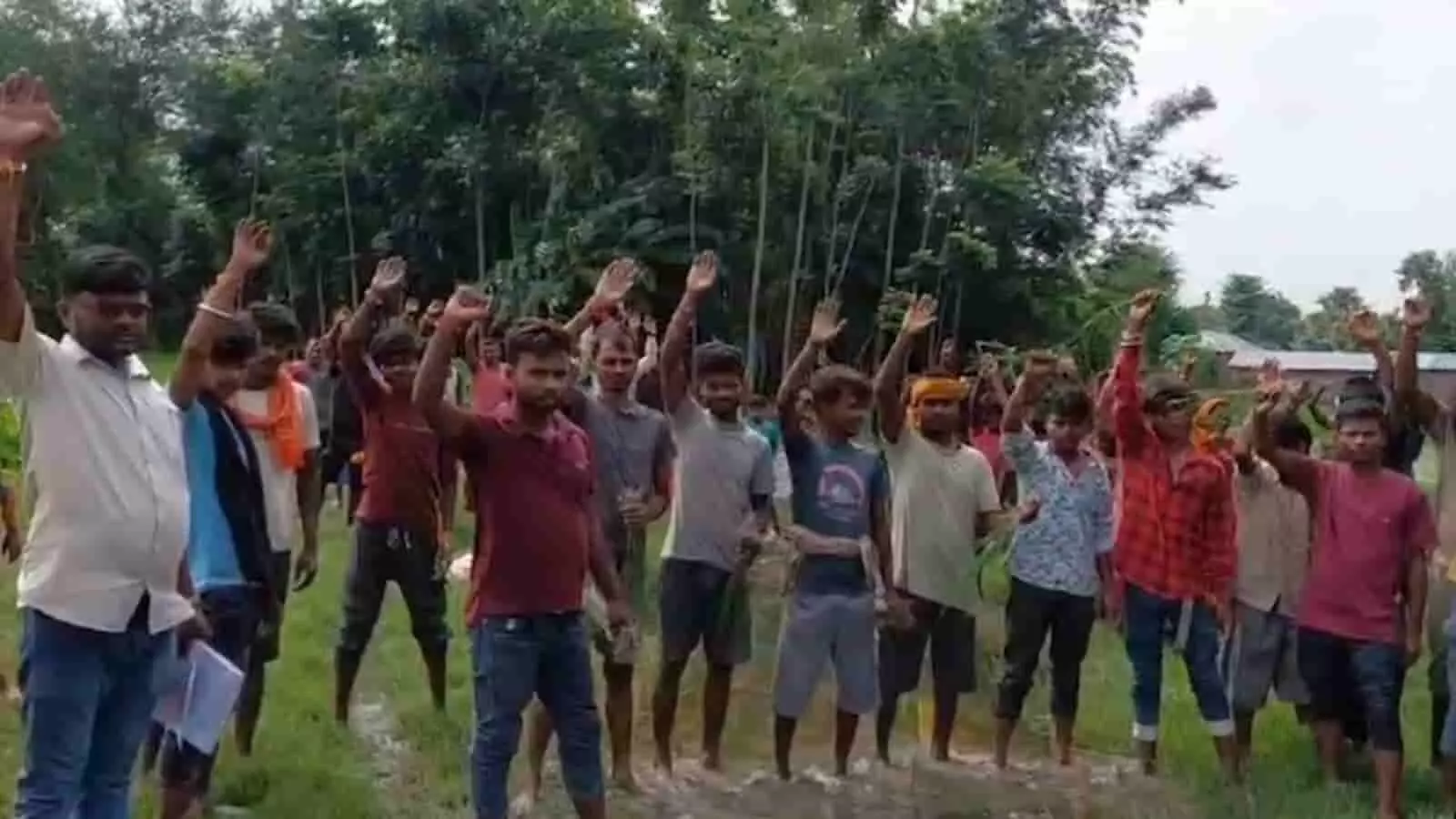 मधेपुरा के वार्ड-07 में कीचड़ से भरी सड़क पर ग्रामीण हाथ उठाकर विरोध प्रदर्शन कर रहे हैं। मधेपुरा के वार्ड-07 में कीचड़ से भरी सड़क पर ग्रामीण हाथ उठाकर विरोध प्रदर्शन कर रहे हैं।