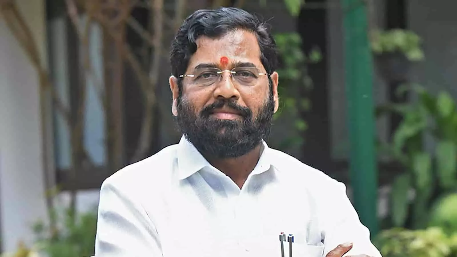 तस्वीर में महाराष्ट्र के उपमुख्यमंत्री एकनाथ शिंदे सफेद शर्ट पहने नजर आ रहे हैं। तस्वीर में महाराष्ट्र के उपमुख्यमंत्री एकनाथ शिंदे सफेद शर्ट पहने नजर आ रहे हैं।
