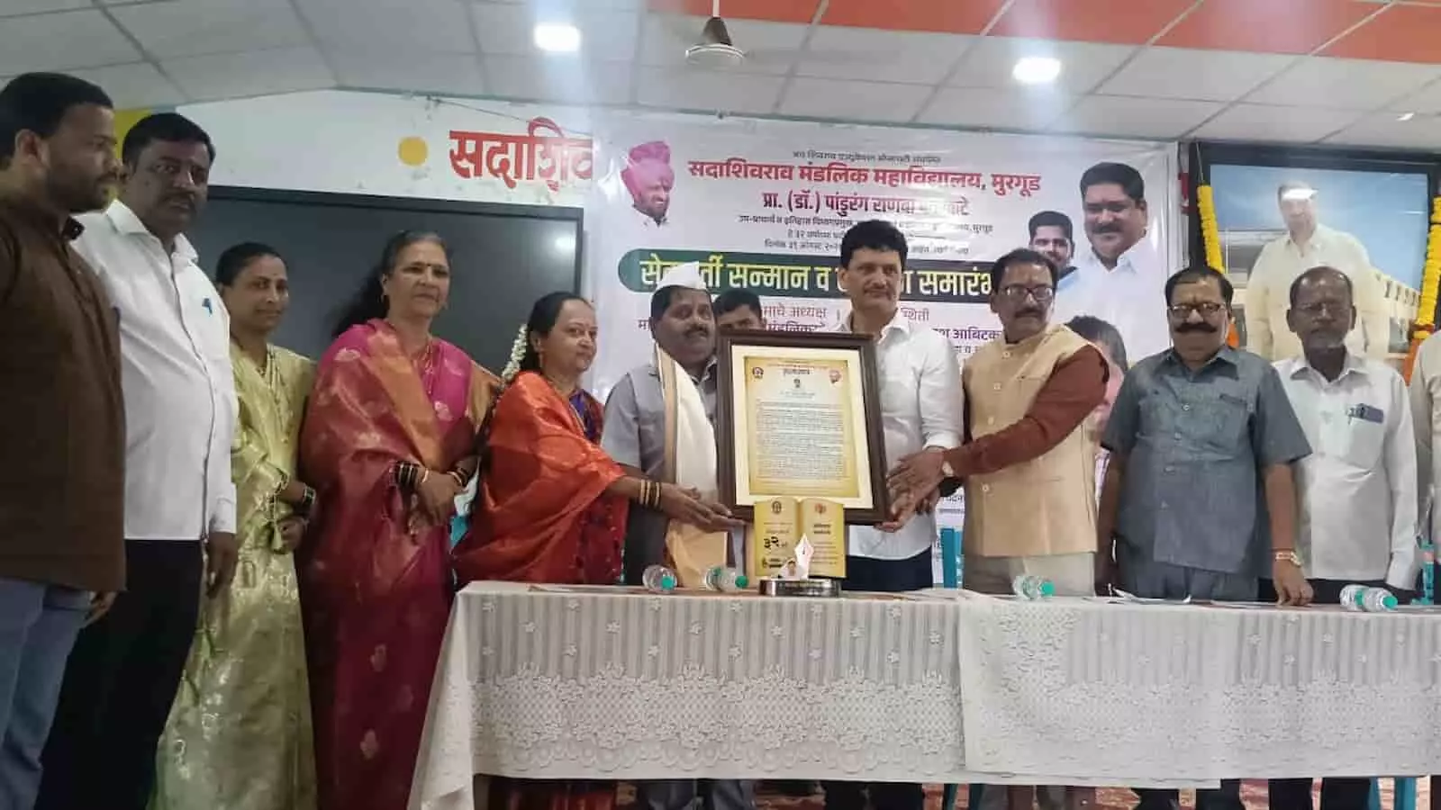 तस्वीर में मुरगूड कॉलेज में डॉ. पांडुरंग फराकटे का सम्मान करते हुए मंत्री प्रकाश आबिटकर नजर आ रहे हैं। तस्वीर में मुरगूड कॉलेज में डॉ. पांडुरंग फराकटे का सम्मान करते हुए मंत्री प्रकाश आबिटकर नजर आ रहे हैं।