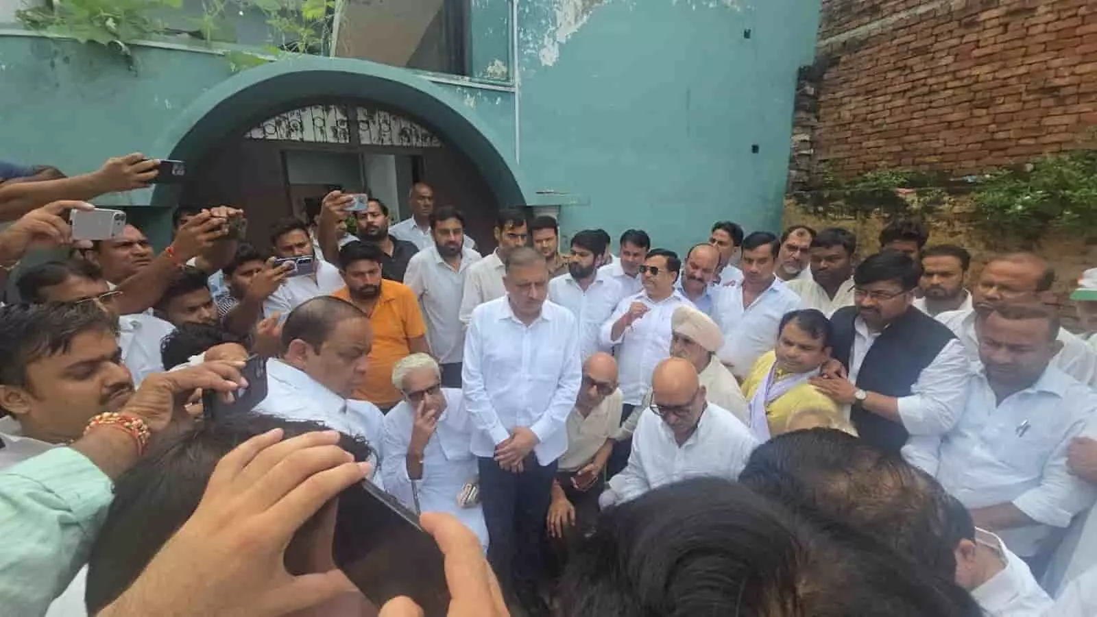 तस्वीर में कांग्रेस नेता हापुड़ के गांव में पीड़ित परिवार से मुलाकात करते दिख रहे हैं। तस्वीर में कांग्रेस नेता हापुड़ के गांव में पीड़ित परिवार से मुलाकात करते दिख रहे हैं।