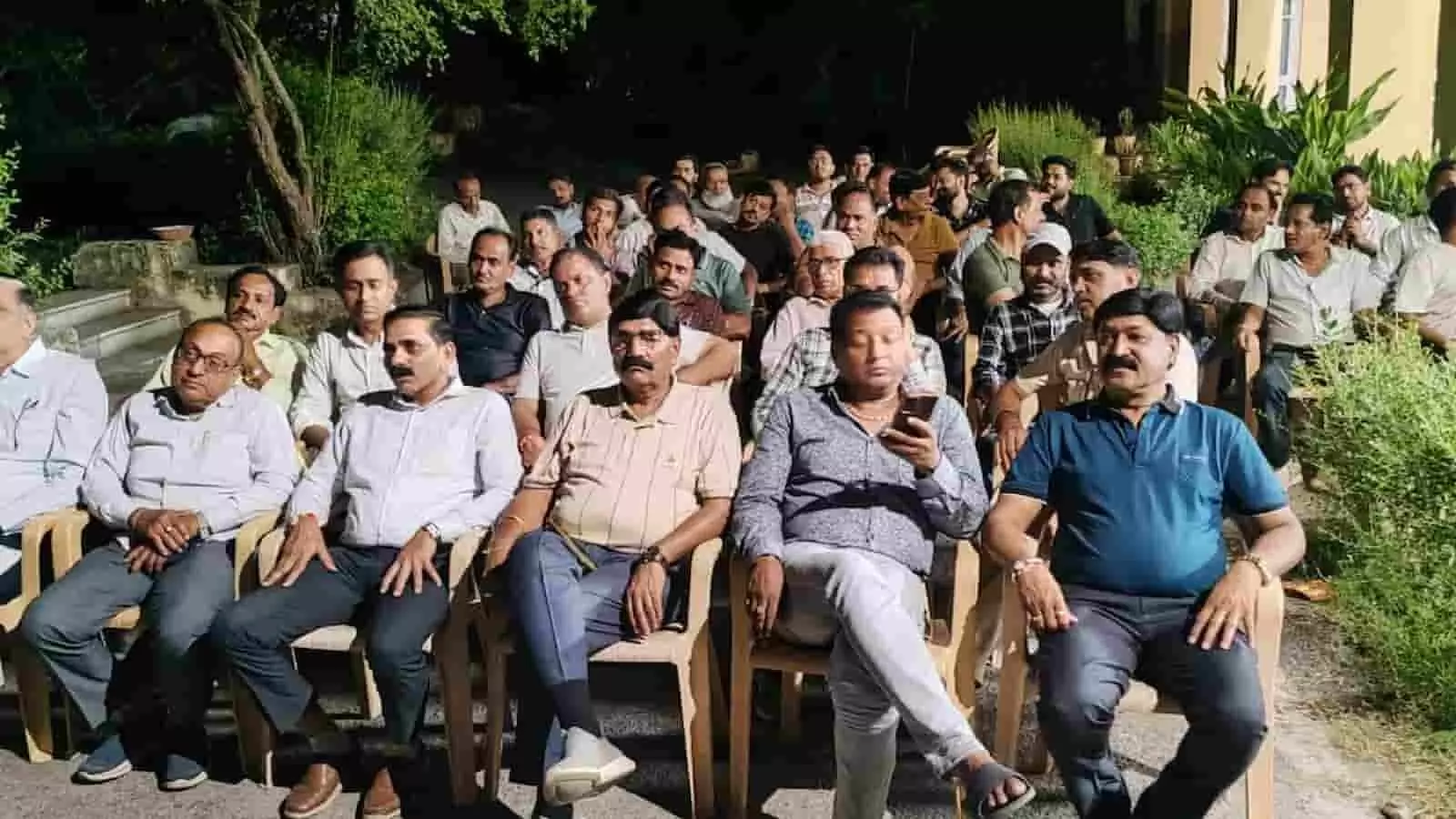तस्वीर में दिख रही बैठक के दौरान खुले परिसर में कुर्सियों पर बैठकर चर्चा करते व्यापारी। तस्वीर में दिख रही बैठक के दौरान खुले परिसर में कुर्सियों पर बैठकर चर्चा करते व्यापारी।