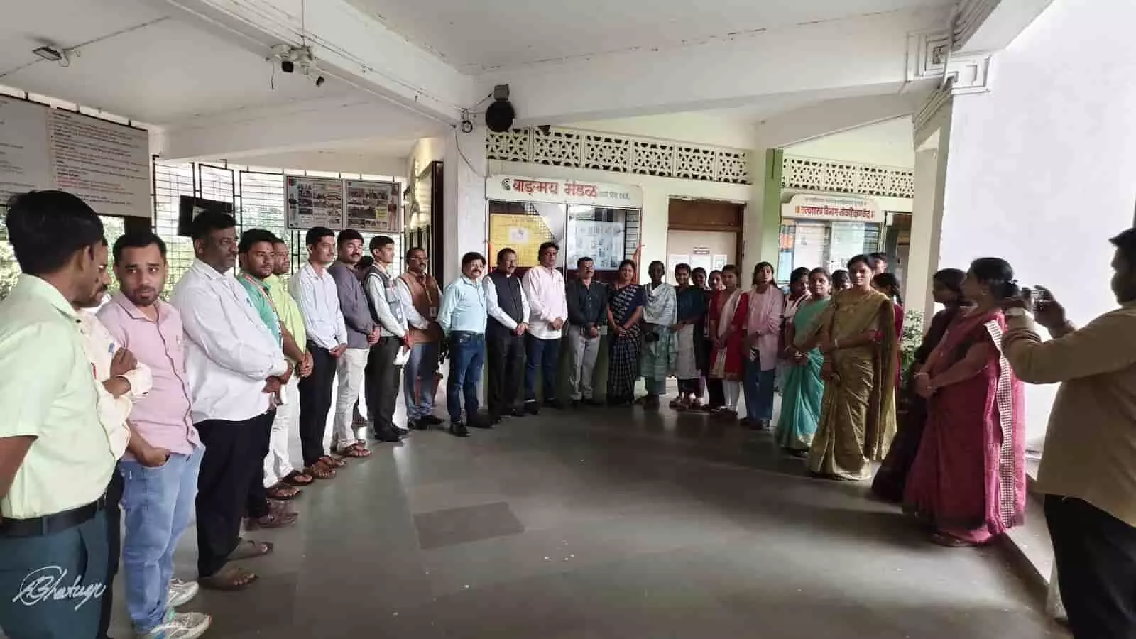 तस्वीर में दिख रहे शिक्षक और छात्र कॉलेज परिसर के वाङ्मय मंडल हॉल के सामने खड़े हैं। तस्वीर में दिख रहे शिक्षक और छात्र कॉलेज परिसर के वाङ्मय मंडल हॉल के सामने खड़े हैं।