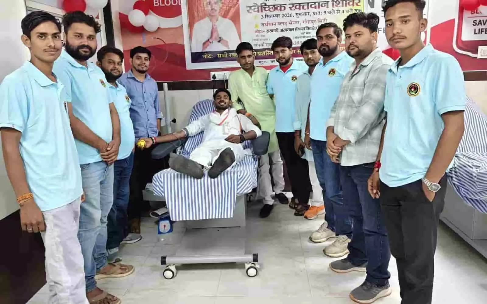 तस्वीर में दिख रही मेडिकल लैब में बेड पर लेटा युवक रक्तदान कर रहा है और आसपास अन्य सदस्य खड़े हैं। तस्वीर में दिख रही मेडिकल लैब में बेड पर लेटा युवक रक्तदान कर रहा है और आसपास अन्य सदस्य खड़े हैं।