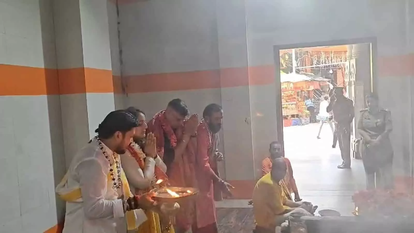 तस्वीर में बाएं से दाएं पुजारी और ADG नवीन अरोड़ा अपने परिवार के साथ हाथ जोड़कर आरती कर रहे हैं। तस्वीर में बाएं से दाएं पुजारी और ADG नवीन अरोड़ा अपने परिवार के साथ हाथ जोड़कर आरती कर रहे हैं।
