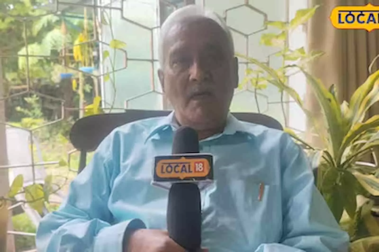 तस्वीर में दिख रहे बुजुर्ग व्यक्ति नीली कमीज पहने कुर्सी पर बैठकर इंटरव्यू दे रहे हैं। तस्वीर में दिख रहे बुजुर्ग व्यक्ति नीली कमीज पहने कुर्सी पर बैठकर इंटरव्यू दे रहे हैं।