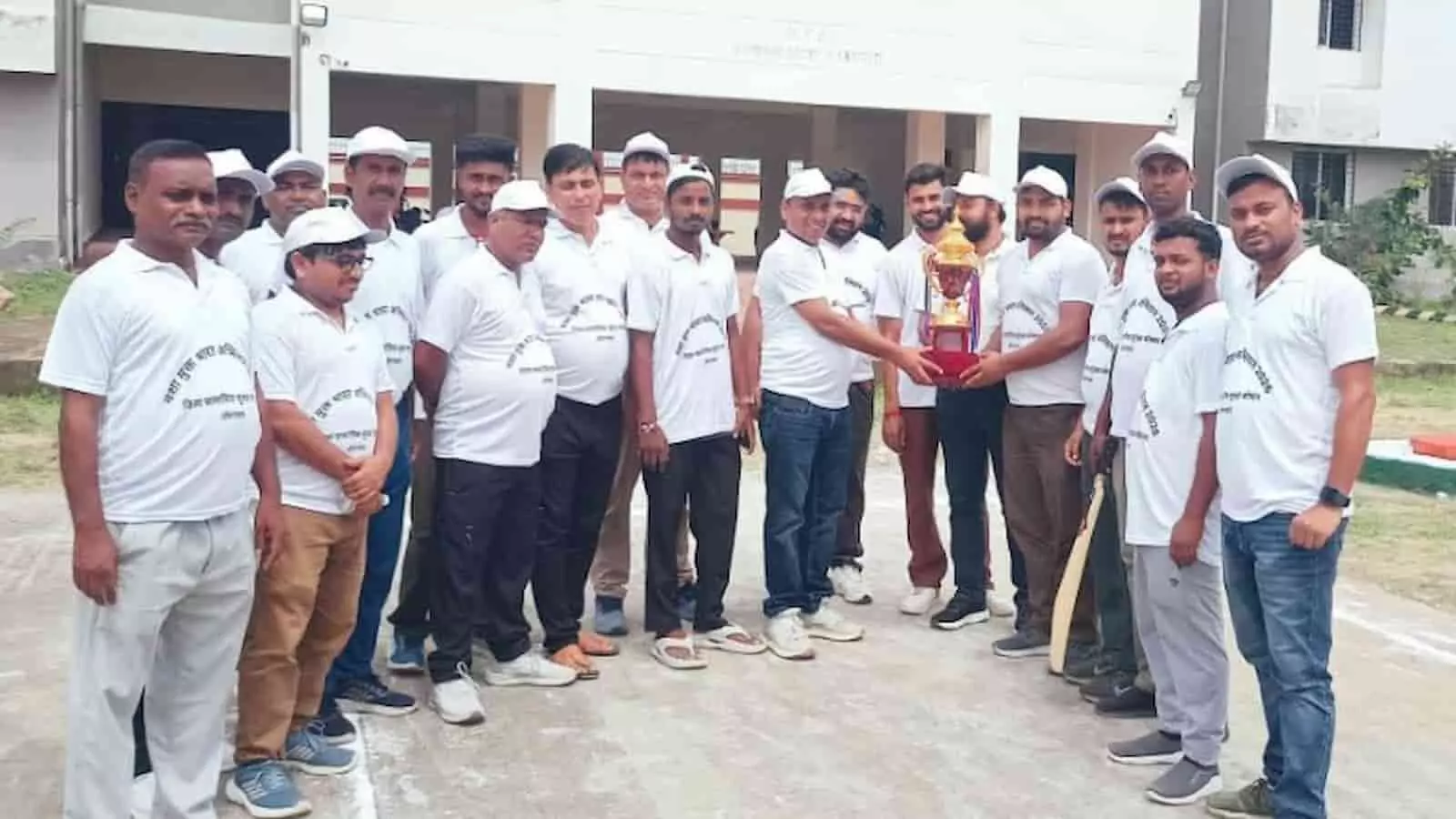 औरंगाबाद में नशामुक्ति जागरूकता अभियान के तहत आयोजित फैंसी क्रिकेट मैच की ट्रॉफी के साथ खड़े अधिकारी। औरंगाबाद में नशामुक्ति जागरूकता अभियान के तहत आयोजित फैंसी क्रिकेट मैच की ट्रॉफी के साथ खड़े अधिकारी।