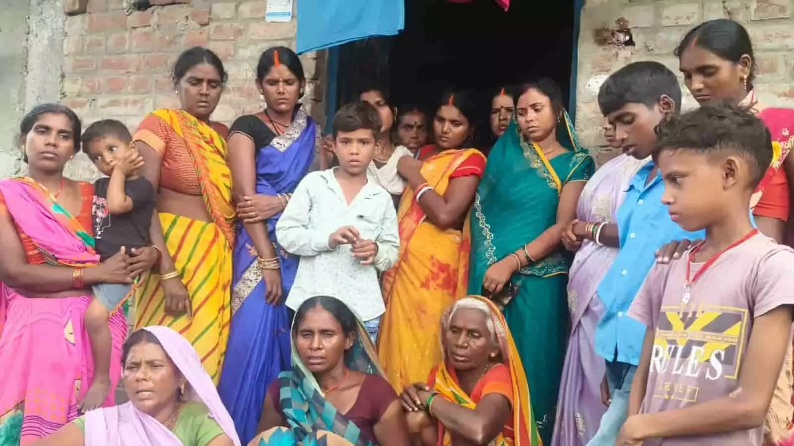 औरंगाबाद में बच्चों की मौत के बाद घर के बाहर शोक मनाते ग्रामीण और परिजन। औरंगाबाद में बच्चों की मौत के बाद घर के बाहर शोक मनाते ग्रामीण और परिजन।