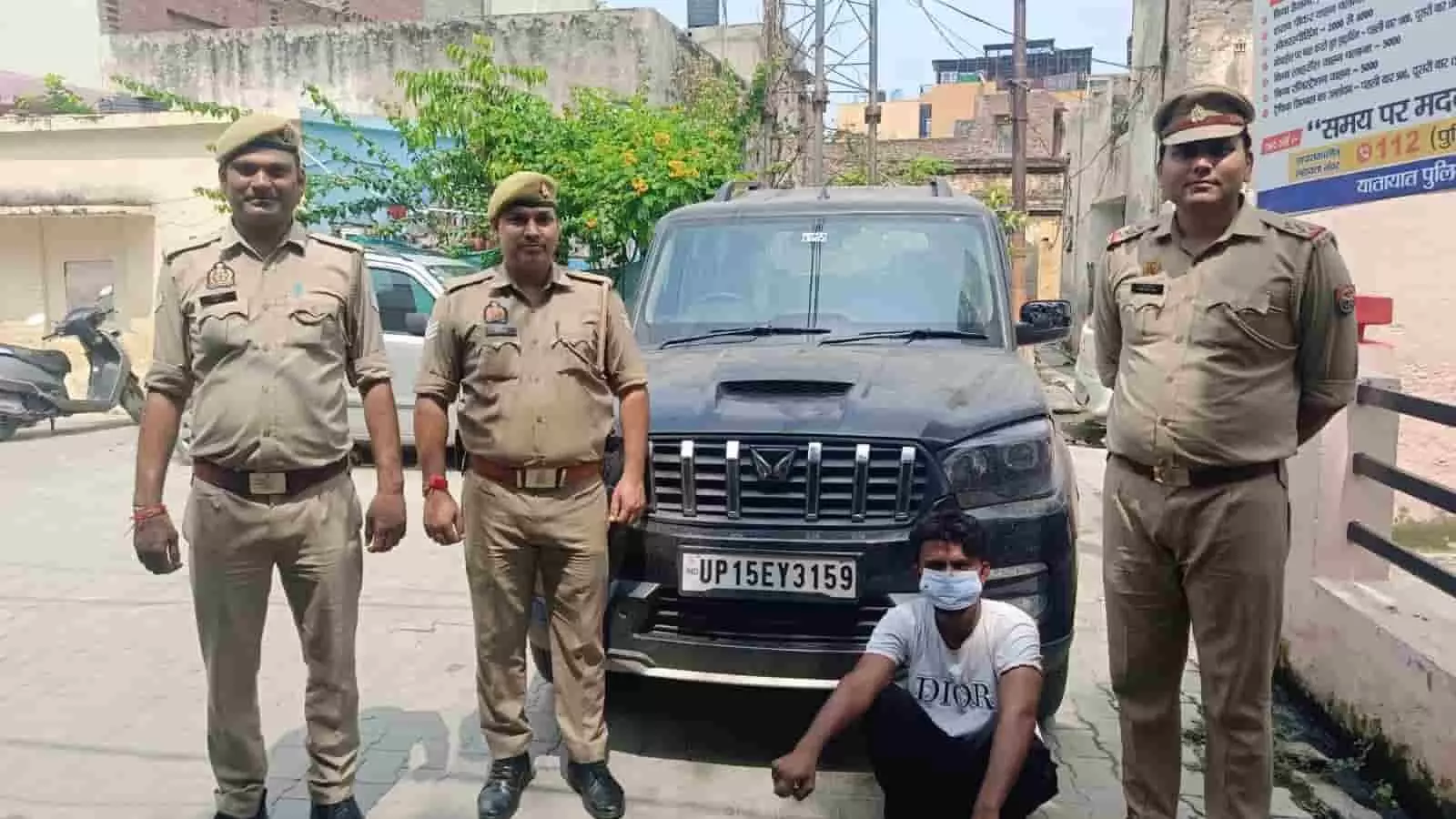 तस्वीर में दिख रही काली स्कॉर्पियो के पास बाएं से दाएं तीन पुलिसकर्मी खड़े हैं। तस्वीर में दिख रही काली स्कॉर्पियो के पास बाएं से दाएं तीन पुलिसकर्मी खड़े हैं।