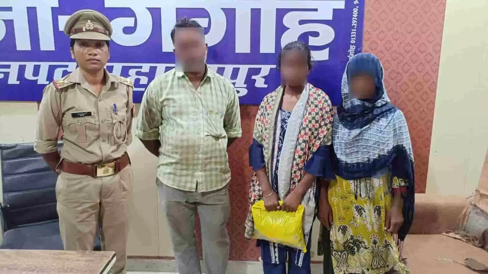तस्वीर में महिला पुलिसकर्मी और परिजन गंगोह थाने में बरामद नाबालिग बालिका के साथ खड़े हैं। तस्वीर में महिला पुलिसकर्मी और परिजन गंगोह थाने में बरामद नाबालिग बालिका के साथ खड़े हैं।