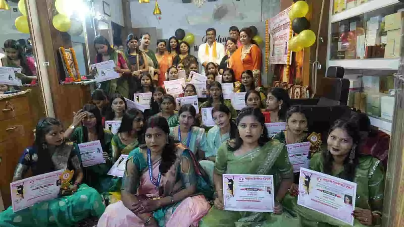 जौनपुर के प्रशिक्षण केंद्र में प्रमाण पत्र के साथ बैठी महिलाएं और अतिथि नजर आ रहे हैं। जौनपुर के प्रशिक्षण केंद्र में प्रमाण पत्र के साथ बैठी महिलाएं और अतिथि नजर आ रहे हैं।