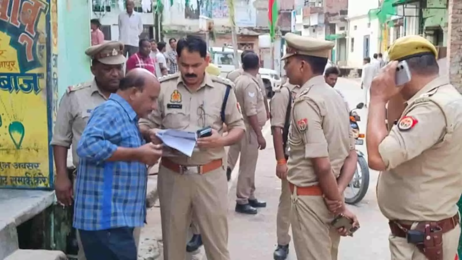 पुलिस और अग्निशमन अधिकारियों की टीम मिर्जापुर में पटाखा गोदाम और दुकानों का निरीक्षण कर रही है। पुलिस और अग्निशमन अधिकारियों की टीम मिर्जापुर में पटाखा गोदाम और दुकानों का निरीक्षण कर रही है।