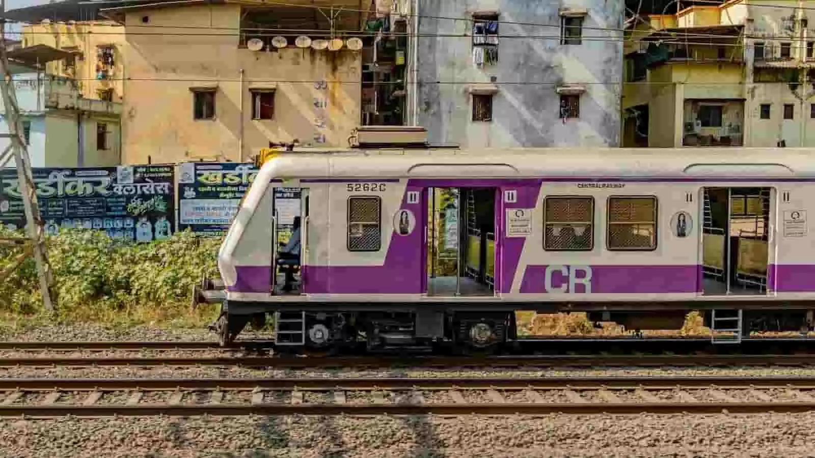 तस्वीर में सेंट्रल रेलवे की लोकल ट्रेन मुंबई में पटरियों पर दिखाई दे रही है। तस्वीर में सेंट्रल रेलवे की लोकल ट्रेन मुंबई में पटरियों पर दिखाई दे रही है।