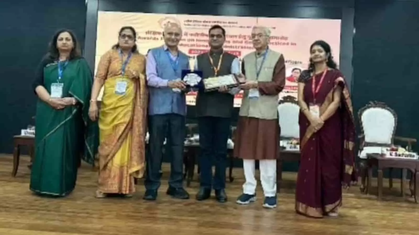 तस्वीर में शिक्षा प्रशासन के लिए राष्ट्रीय पुरस्कार लेते अधिकारी चंद्रकेश सिंघल नजर आ रहे हैं। तस्वीर में शिक्षा प्रशासन के लिए राष्ट्रीय पुरस्कार लेते अधिकारी चंद्रकेश सिंघल नजर आ रहे हैं।