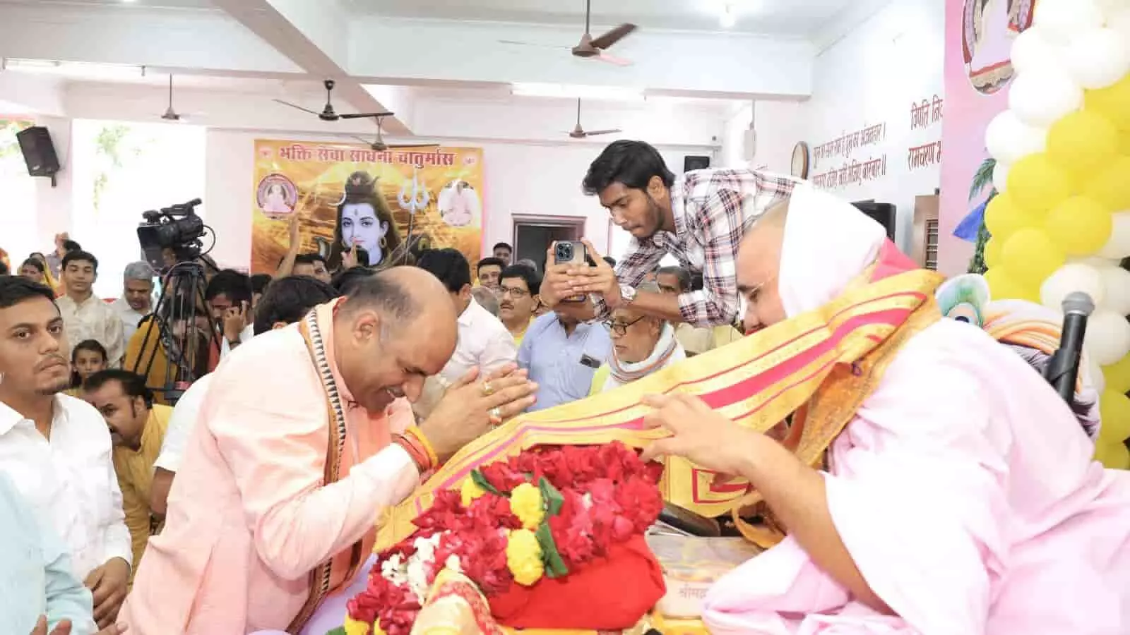 तस्वीर में बाएं से सांसद सीपी जोशी हाथ जोड़कर संत दिग्विजय राम महाराज को प्रणाम कर रहे हैं। तस्वीर में बाएं से सांसद सीपी जोशी हाथ जोड़कर संत दिग्विजय राम महाराज को प्रणाम कर रहे हैं।