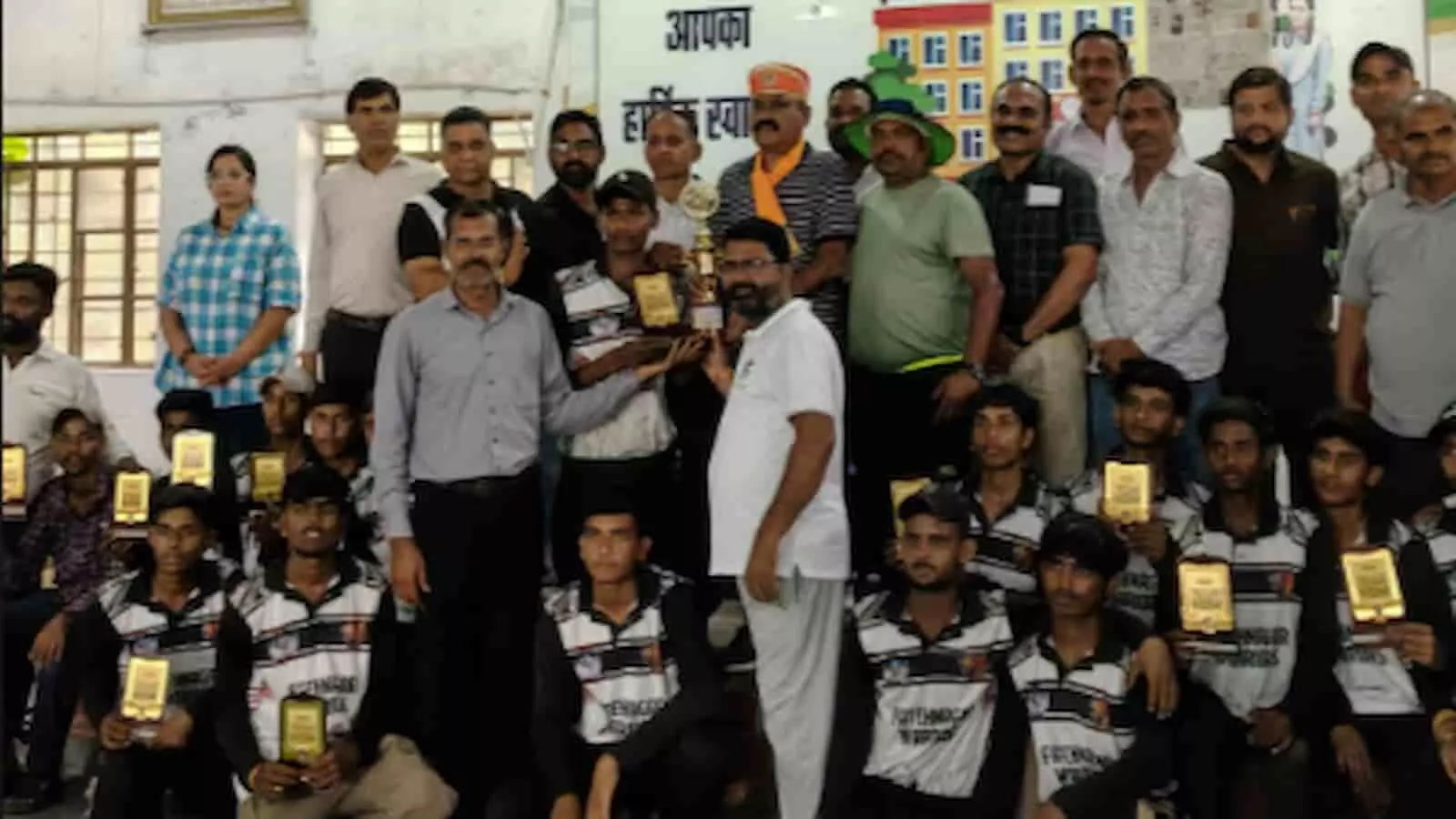 तस्वीर में मावली के स्कूल में आयोजित क्रिकेट प्रतियोगिता के विजेता खिलाड़ी और अतिथि ट्रॉफी के साथ नजर आ रहे हैं। तस्वीर में मावली के स्कूल में आयोजित क्रिकेट प्रतियोगिता के विजेता खिलाड़ी और अतिथि ट्रॉफी के साथ नजर आ रहे हैं।