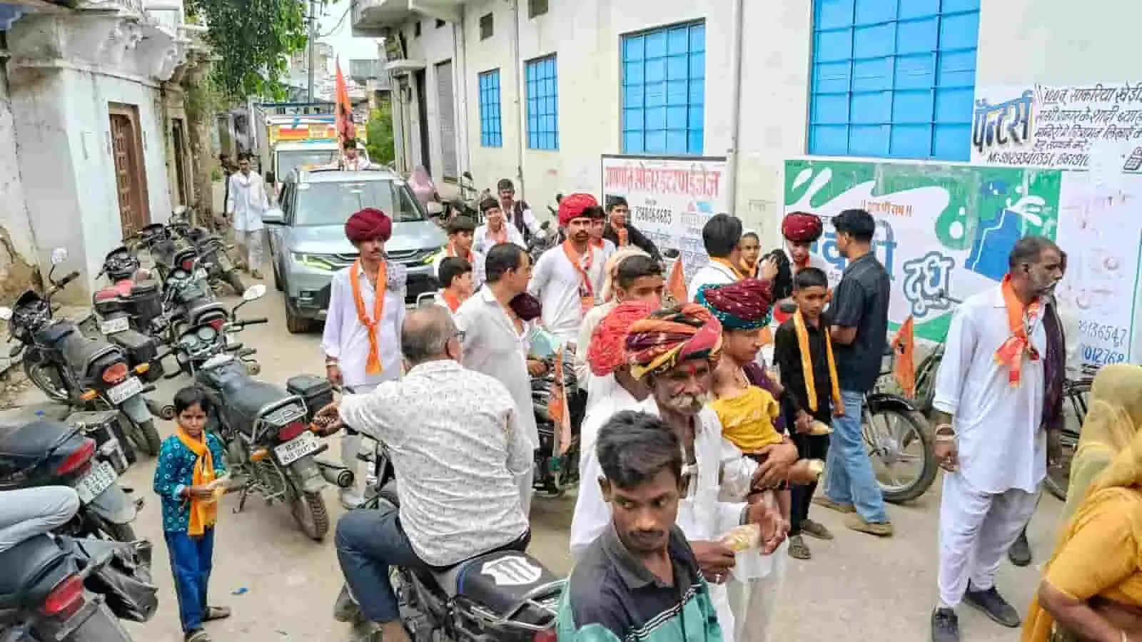 पारंपरिक वेशभूषा में ग्रामीण फतहनगर की गली में वाहन रैली के दौरान नजर आ रहे हैं। पारंपरिक वेशभूषा में ग्रामीण फतहनगर की गली में वाहन रैली के दौरान नजर आ रहे हैं।