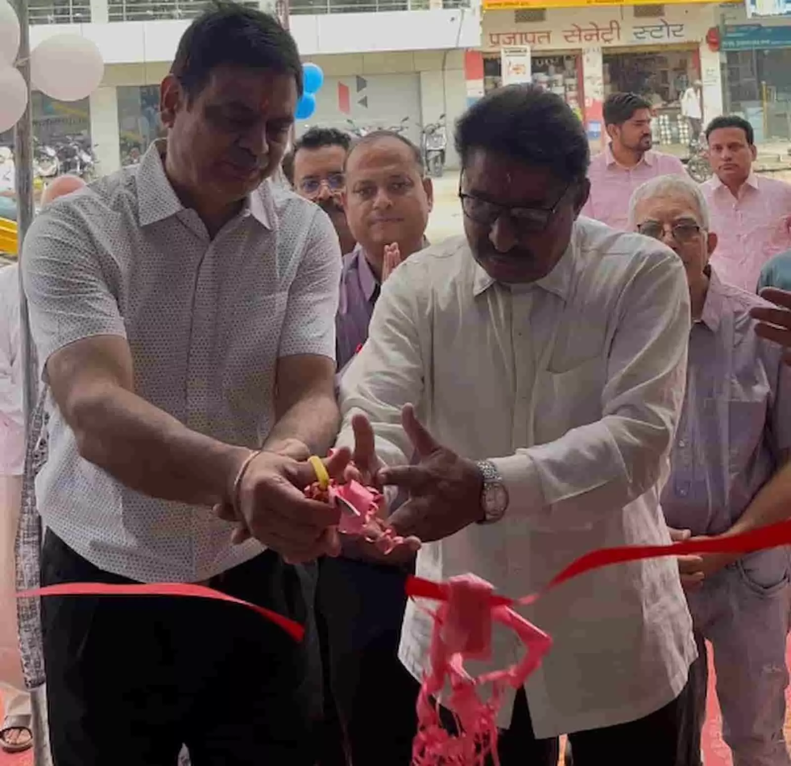 फतहनगर में मंगल डायग्नोस्टिक एवं सोनोग्राफी सेंटर का उद्घाटन करते हुए अतिथि। फतहनगर में मंगल डायग्नोस्टिक एवं सोनोग्राफी सेंटर का उद्घाटन करते हुए अतिथि।