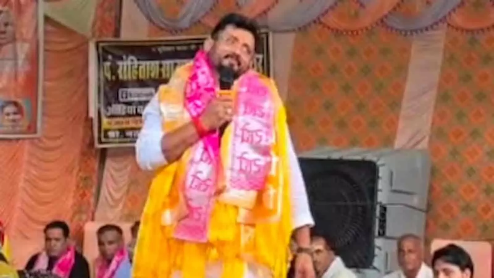 तस्वीर में डीग के आदि बद्री धाम में माइक पकड़े नजर आ रहे भाजपा नेता सतवीर कसाना। तस्वीर में डीग के आदि बद्री धाम में माइक पकड़े नजर आ रहे भाजपा नेता सतवीर कसाना।