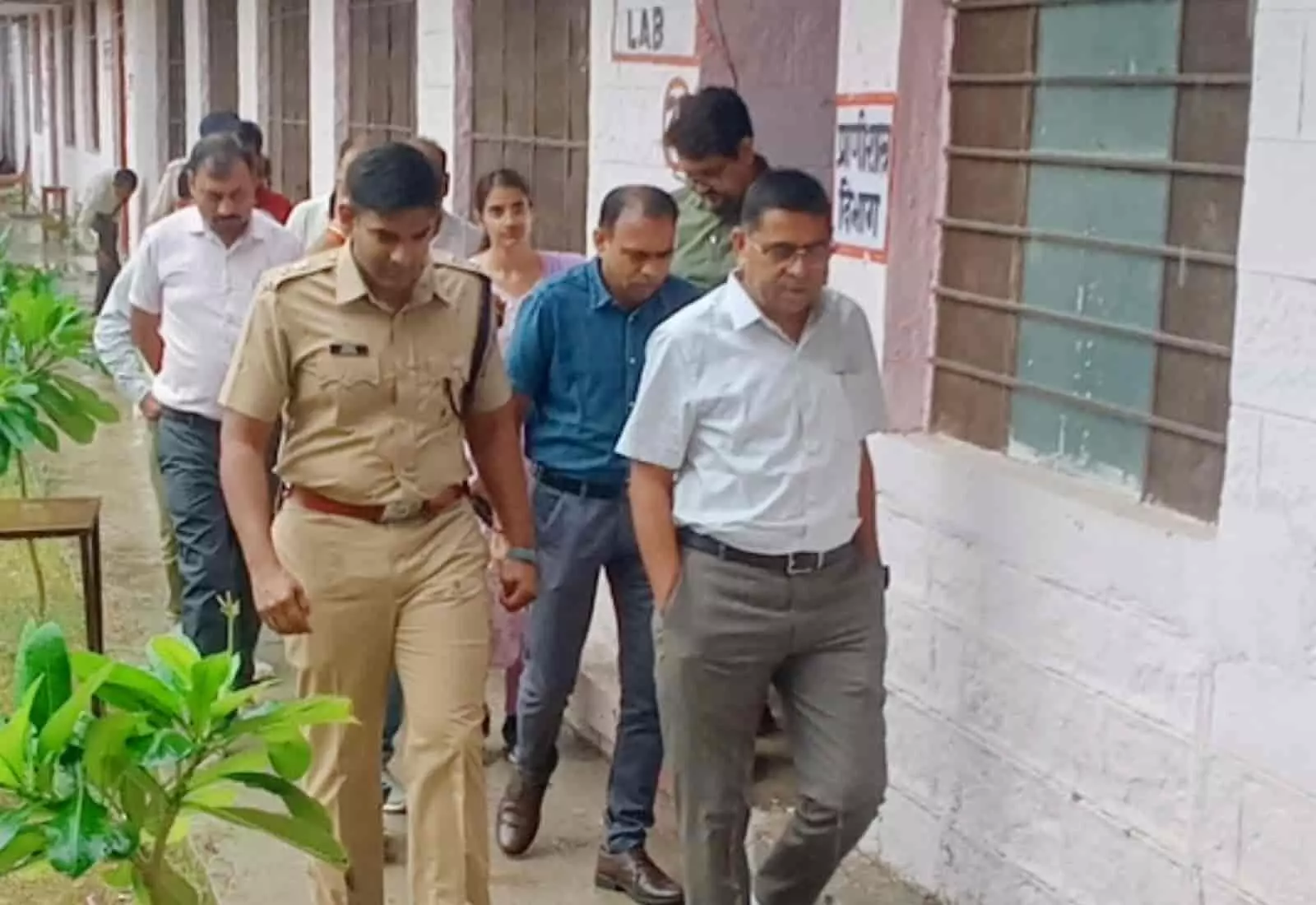 तस्वीर में आगे बाएं पुलिस अधीक्षक और दाएं जिला कलक्टर अन्य अधिकारियों के साथ चलते दिख रहे हैं। तस्वीर में आगे बाएं पुलिस अधीक्षक और दाएं जिला कलक्टर अन्य अधिकारियों के साथ चलते दिख रहे हैं।