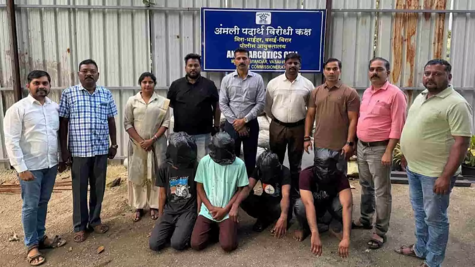 तस्वीर में पुलिस टीम के सामने सिर पर काला कपड़ा बांधे चार आरोपी जमीन पर बैठे हैं। तस्वीर में पुलिस टीम के सामने सिर पर काला कपड़ा बांधे चार आरोपी जमीन पर बैठे हैं।