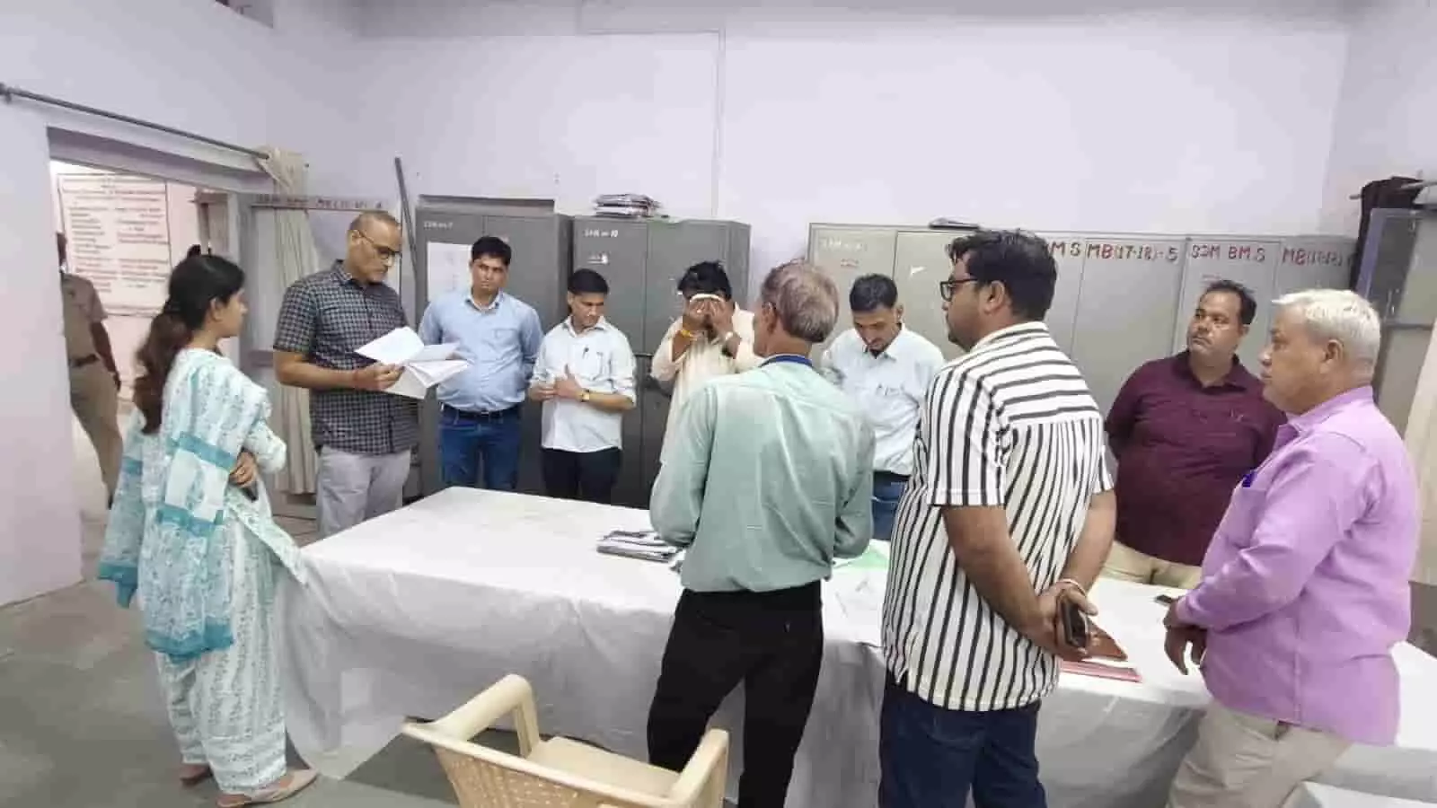 तस्वीर में अधिकारी बामनवास में निर्वाचन कार्यालय के भीतर दस्तावेजों और प्रशासनिक व्यवस्थाओं की समीक्षा करते दिख रहे हैं। तस्वीर में अधिकारी बामनवास में निर्वाचन कार्यालय के भीतर दस्तावेजों और प्रशासनिक व्यवस्थाओं की समीक्षा करते दिख रहे हैं।