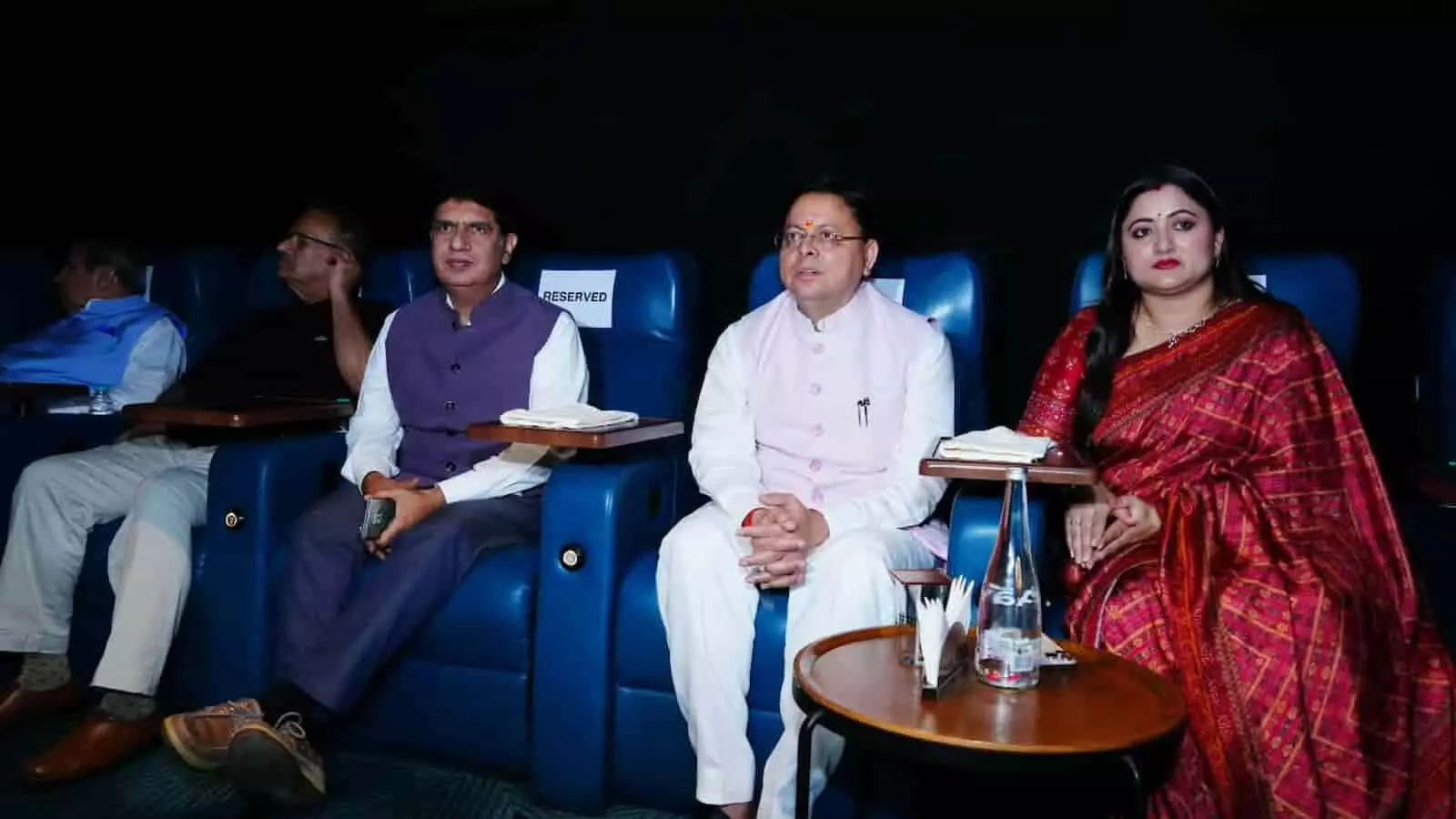 तस्वीर में मुख्यमंत्री पुष्कर सिंह धामी, गीता धामी और गणेश जोशी थिएटर में बैठे हैं। तस्वीर में मुख्यमंत्री पुष्कर सिंह धामी, गीता धामी और गणेश जोशी थिएटर में बैठे हैं।
