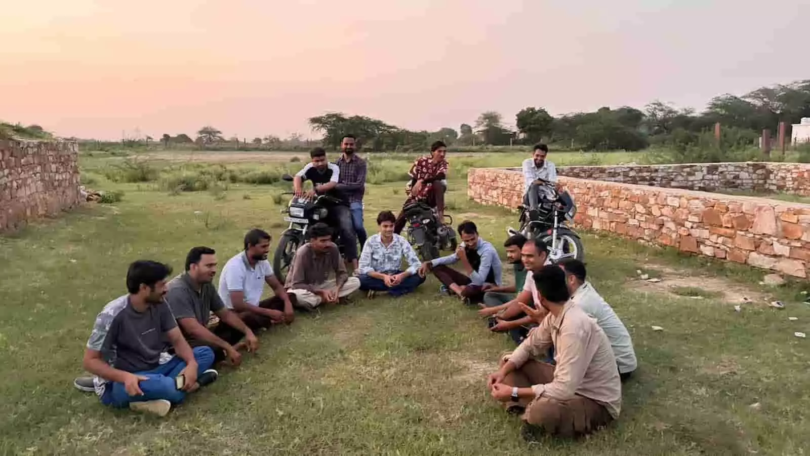 तस्वीर में क्रिकेट प्रतियोगिता के आयोजक सदस्य खुले मैदान में गोलाकार बैठकर चर्चा करते दिख रहे हैं। तस्वीर में क्रिकेट प्रतियोगिता के आयोजक सदस्य खुले मैदान में गोलाकार बैठकर चर्चा करते दिख रहे हैं।