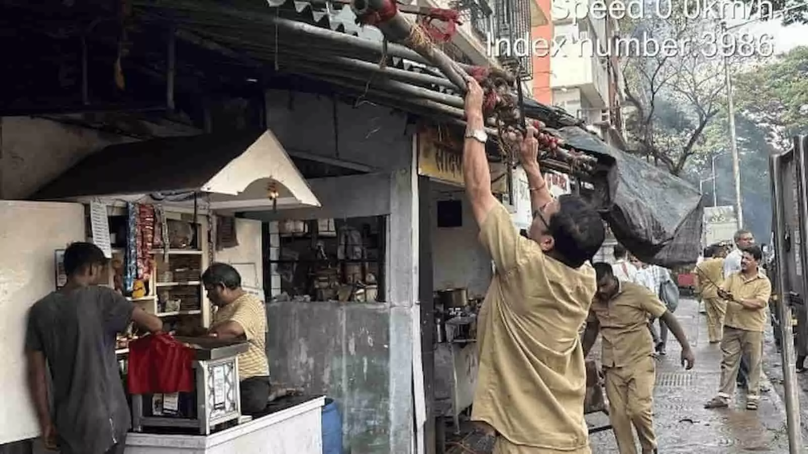 बीएमसी कर्मचारी सड़कों से अवैध शेड और बांस के ढांचे हटाकर फुटपाथ साफ कर रहे हैं। बीएमसी कर्मचारी सड़कों से अवैध शेड और बांस के ढांचे हटाकर फुटपाथ साफ कर रहे हैं।