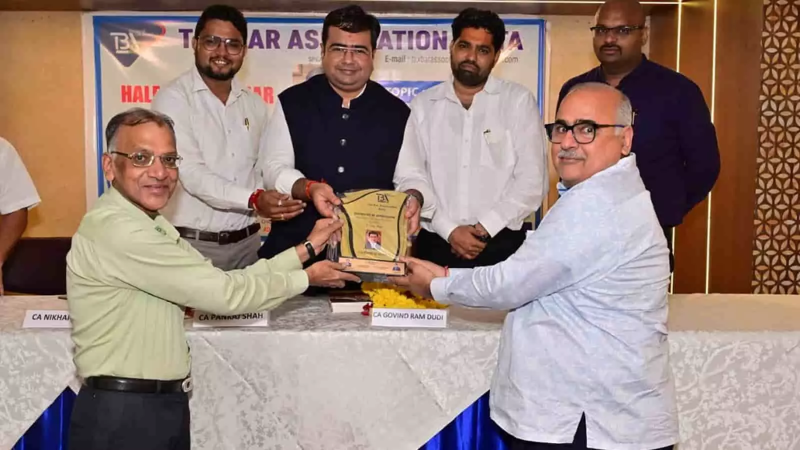 तस्वीर में दिख रही मंच पर उपस्थित समिति के पदाधिकारी एक अतिथि को स्मृति चिन्ह सौंप रहे हैं। तस्वीर में दिख रही मंच पर उपस्थित समिति के पदाधिकारी एक अतिथि को स्मृति चिन्ह सौंप रहे हैं।