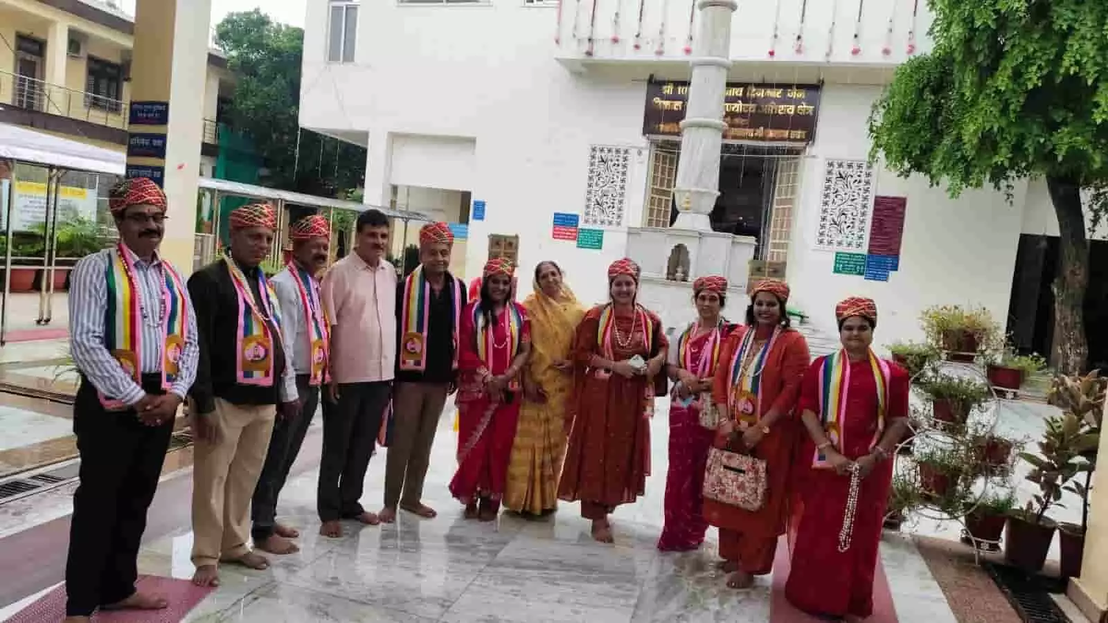 कोटा के नसियां जी मंदिर परिसर में बाएं से दाएं खड़े महिला एवं पुरुष श्रद्धालु। कोटा के नसियां जी मंदिर परिसर में बाएं से दाएं खड़े महिला एवं पुरुष श्रद्धालु।