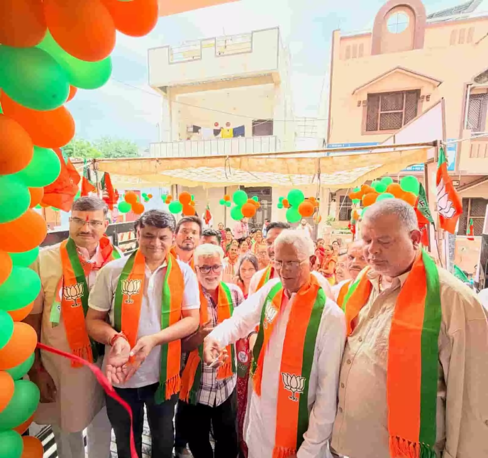 तस्वीर में दिख रहे भाजपा नेता और कार्यकर्ता फीता काटकर नए चुनाव कार्यालय का उद्घाटन कर रहे हैं। तस्वीर में दिख रहे भाजपा नेता और कार्यकर्ता फीता काटकर नए चुनाव कार्यालय का उद्घाटन कर रहे हैं।