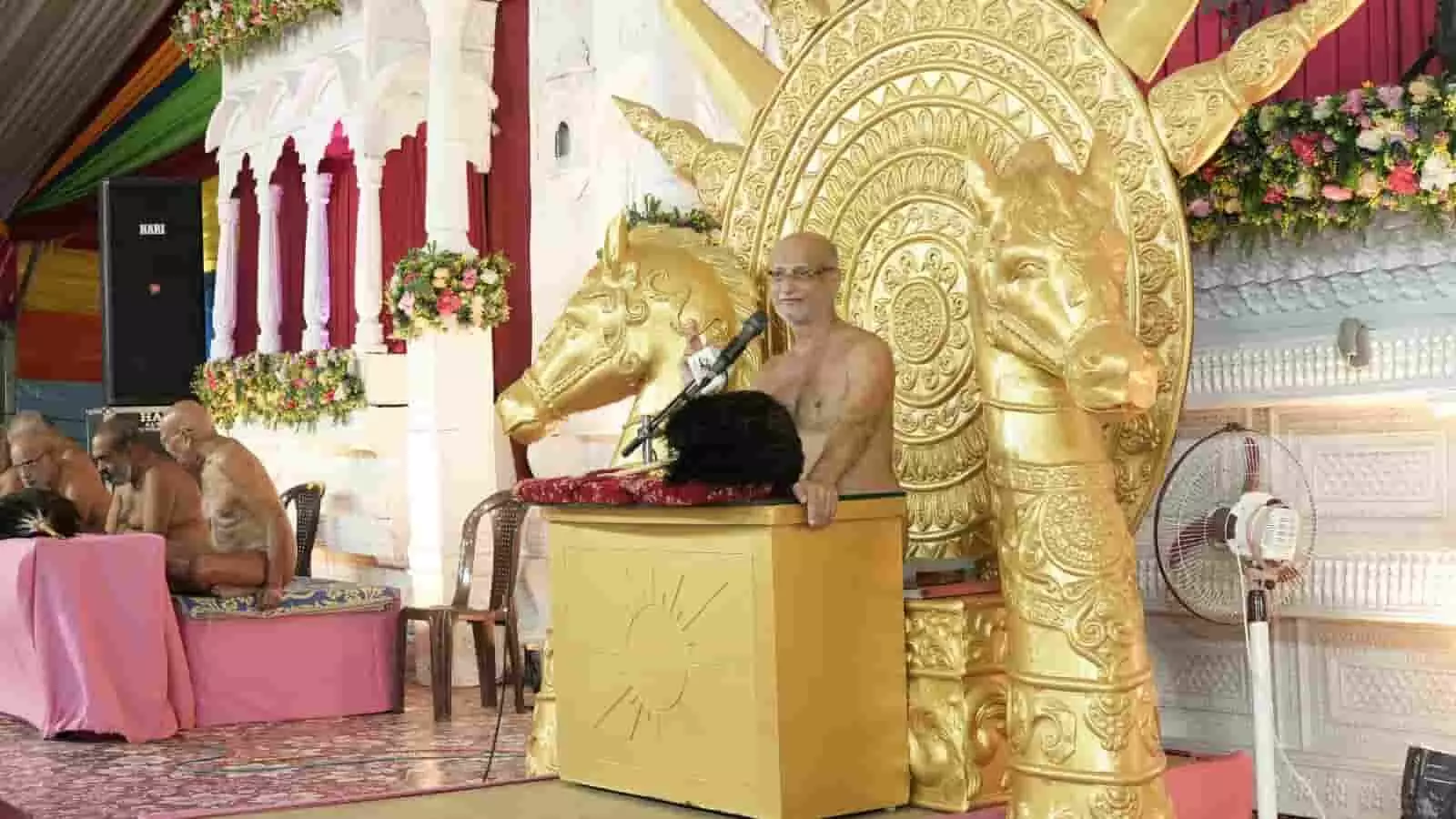 तस्वीर में सुनहरे सूर्य की आकृति वाले मंच पर बैठे पुलक सागर महाराज प्रवचन दे रहे हैं। तस्वीर में सुनहरे सूर्य की आकृति वाले मंच पर बैठे पुलक सागर महाराज प्रवचन दे रहे हैं।